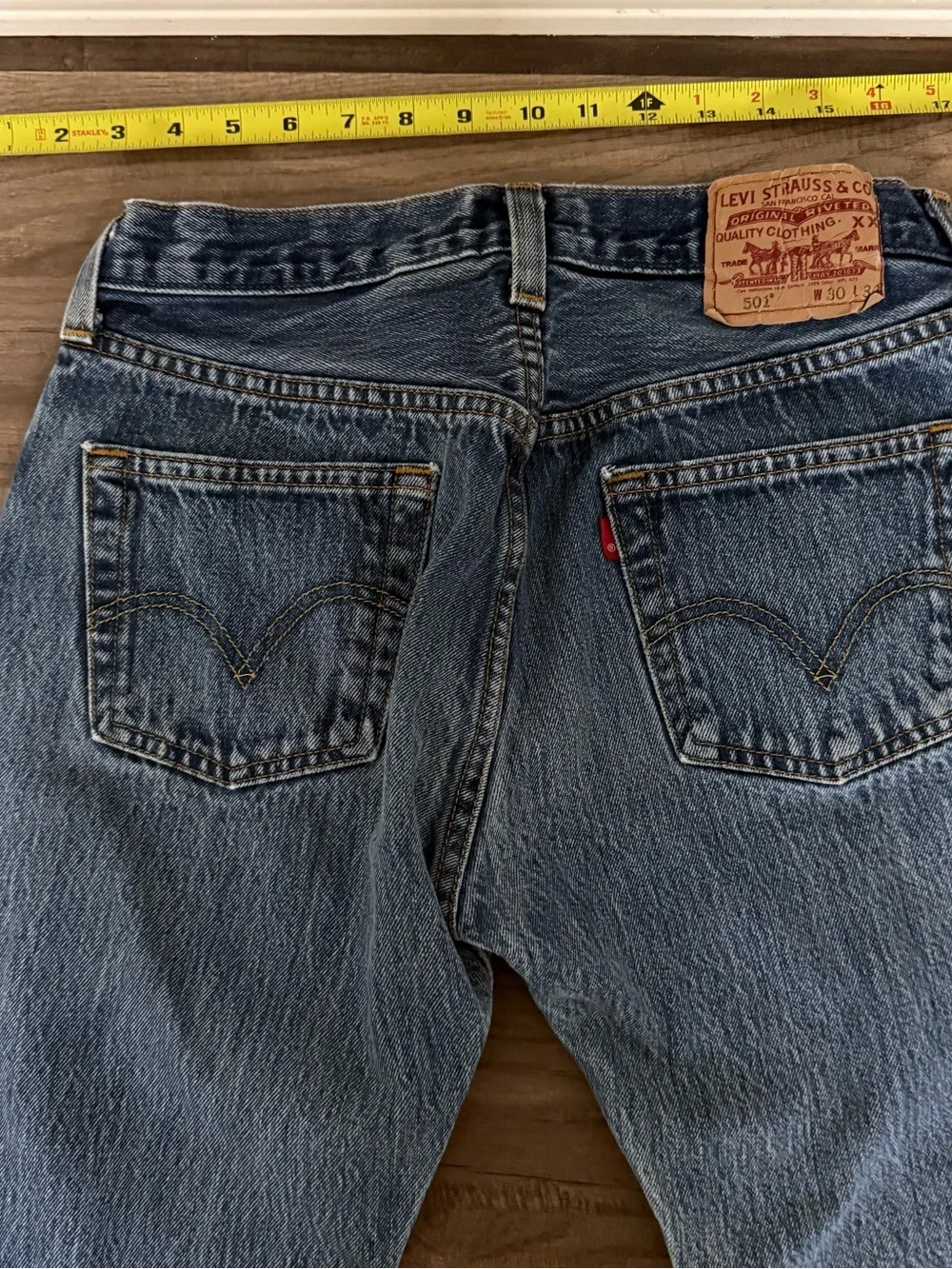 Levi's 501 Men's Straight Jeans in Light Blue Wash - Picture 8 of 12